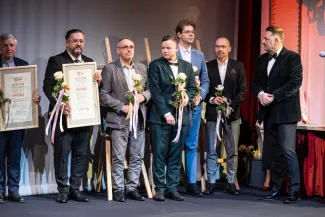 na zdjęciu osoby na scenie