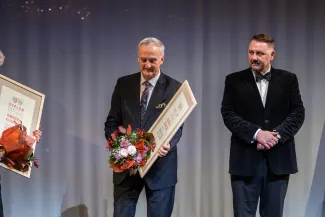 na zdjęciu osoby na scenie