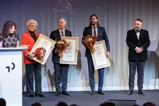 na zdjęciu osoby na scenie