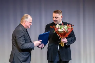 na zdjęciu osoby na scenie