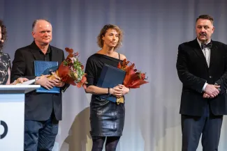 na zdjęciu osoby na scenie