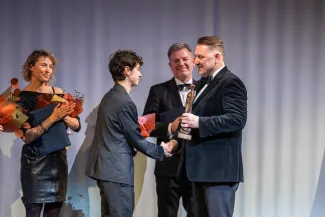 na zdjęciu osoby na scenie