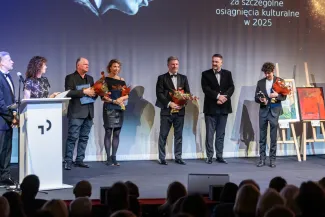 na zdjęciu osoby na scenie