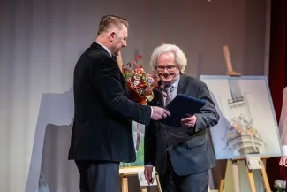 na zdjęciu osoby na scenie