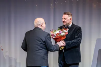 na zdjęciu osoby na scenie