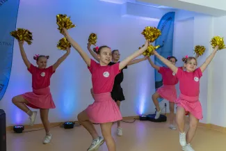 na zdjęciu osoby i wnętrza nowej świetlicy