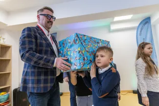 na zdjęciu osoby i wnętrza nowej świetlicy