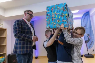 na zdjęciu osoby i wnętrza nowej świetlicy