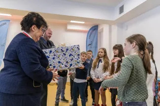 na zdjęciu osoby i wnętrza nowej świetlicy