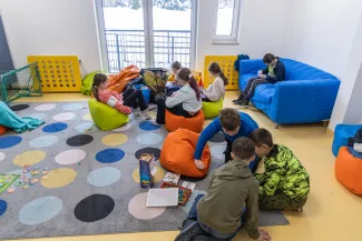 na zdjęciu osoby i wnętrza nowej świetlicy