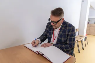 na zdjęciu osoby i wnętrza nowej świetlicy