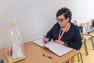 na zdjęciu osoby i wnętrza nowej świetlicy