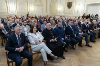 na zdjęciu osoby podczas uroczystości