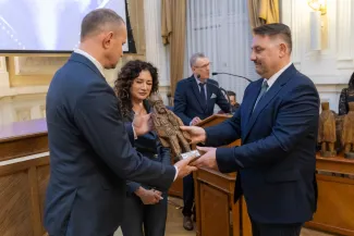 na zdjęciu osoby podczas uroczystości