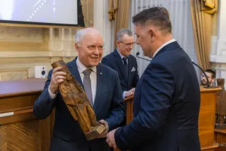 na zdjęciu osoby podczas uroczystości