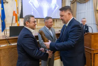 na zdjęciu osoby podczas uroczystości