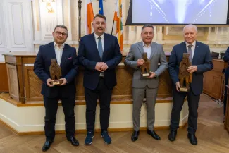 na zdjęciu osoby podczas uroczystości