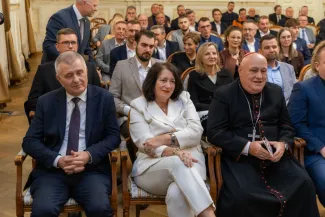 na zdjęciu osoby podczas uroczystości