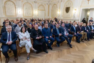 na zdjęciu osoby podczas uroczystości