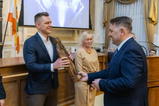 na zdjęciu osoby podczas uroczystości