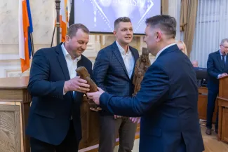 na zdjęciu osoby podczas uroczystości