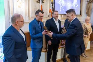 na zdjęciu osoby podczas uroczystości