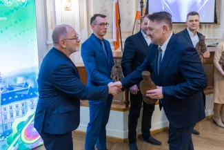 na zdjęciu osoby podczas uroczystości