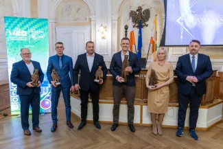 na zdjęciu osoby podczas uroczystości