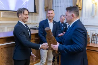 na zdjęciu osoby podczas uroczystości