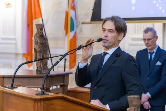 na zdjęciu osoby podczas uroczystości