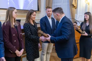 na zdjęciu osoby podczas uroczystości