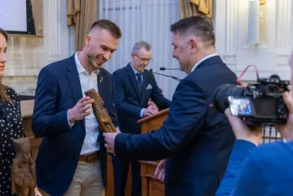 na zdjęciu osoby podczas uroczystości