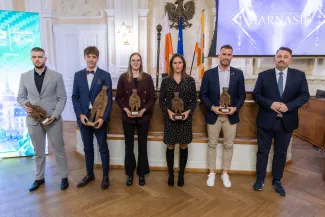 na zdjęciu osoby podczas uroczystości