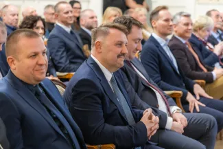 na zdjęciu osoby podczas uroczystości