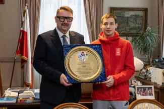 na zdjęciu osoby podczas spotkania