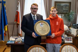 na zdjęciu osoby podczas spotkania