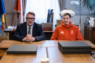 na zdjęciu osoby podczas spotkania