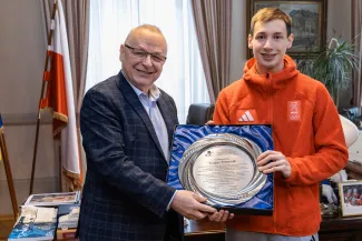 na zdjęciu osoby podczas spotkania