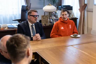 na zdjęciu osoby podczas spotkania