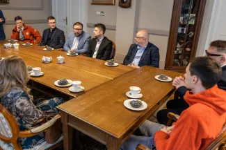 na zdjęciu osoby podczas spotkania