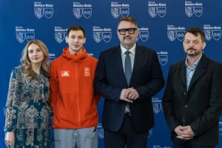 na zdjęciu osoby podczas spotkania