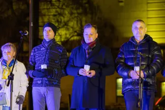 na zdjęciu osoby podczas modlitwy