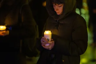 na zdjęciu osoby podczas modlitwy