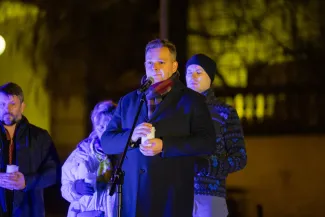 na zdjęciu osoby podczas modlitwy