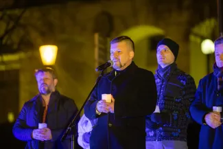 na zdjęciu osoby podczas modlitwy