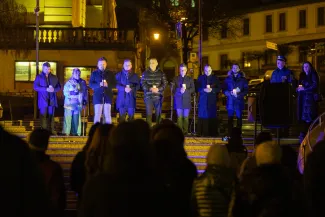 na zdjęciu osoby podczas modlitwy