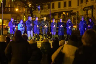 na zdjęciu osoby podczas modlitwy