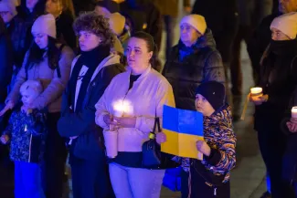 na zdjęciu osoby podczas modlitwy