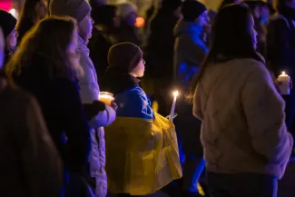 na zdjęciu osoby podczas modlitwy