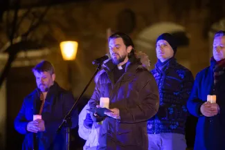 na zdjęciu osoby podczas modlitwy